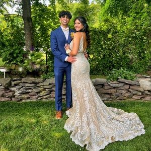 Size 6 GOLD/CHAMPAGNE Prom dress lightly used very sparkly glittery, straps.